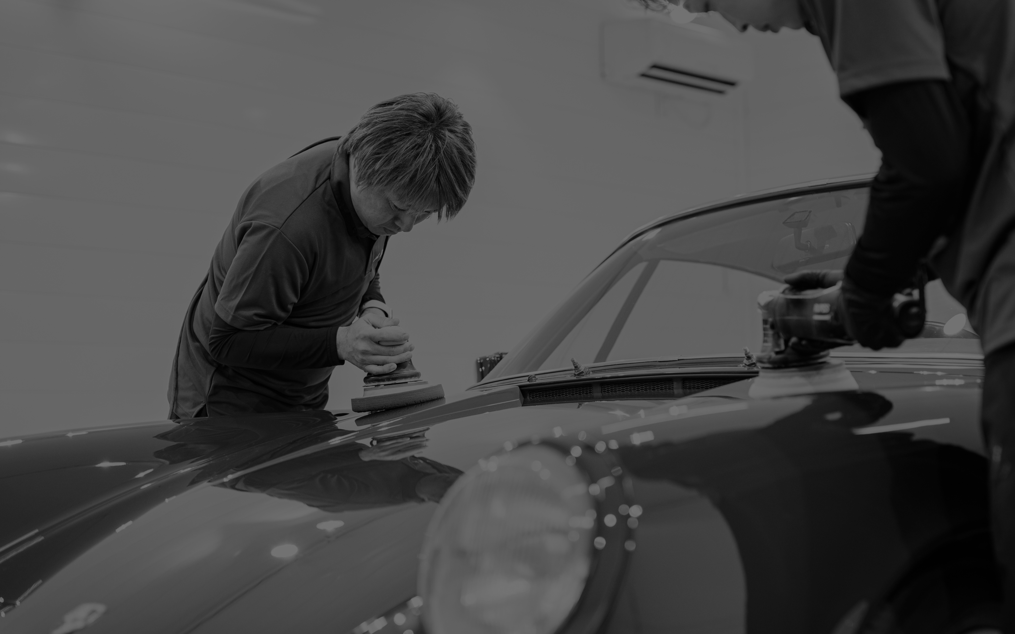 国内外から厳選したコーティング剤を使用し、車の艶と輝きを最大限に引き出します。