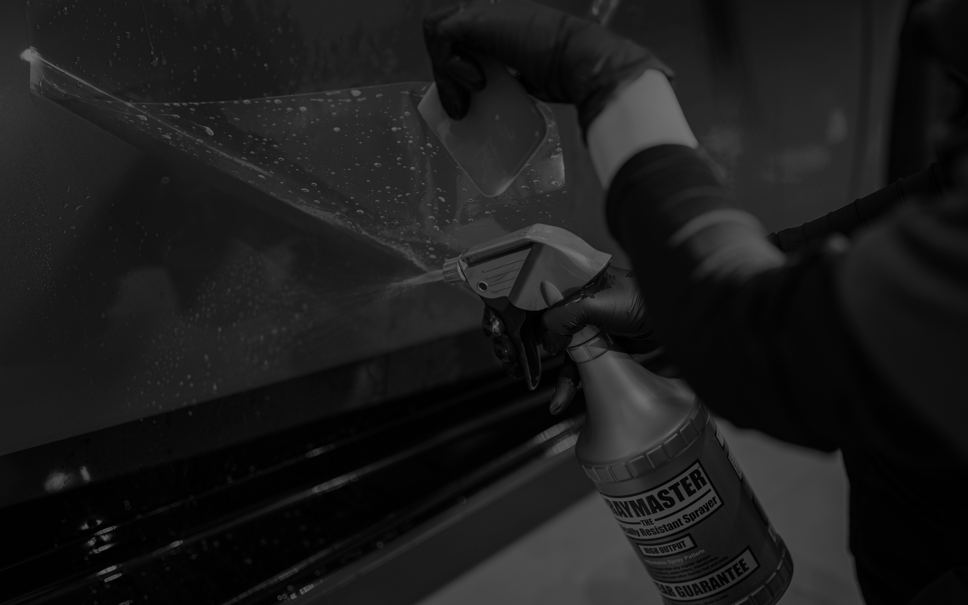 レザーシートの質感を守り、汚れや劣化を防ぐコーティングで内装を長く美しく維持します。