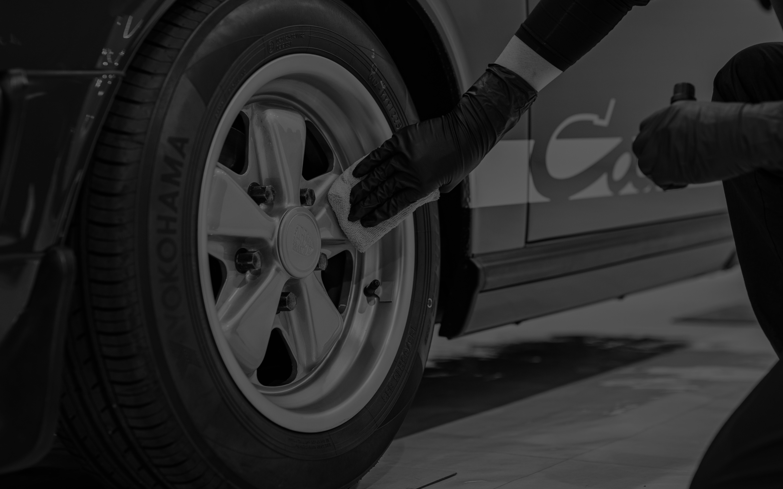 カーラッピングや塗装、カスタムなどの様々な施工サービスで愛車を理想のスタイルへと仕上げます。