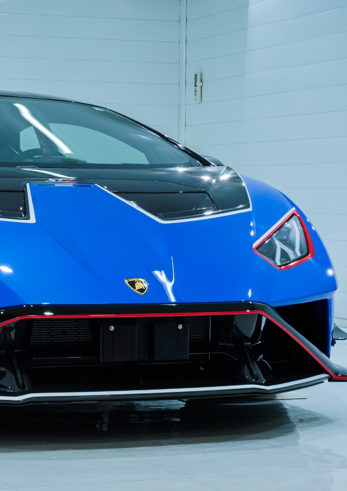 飛び石による傷や紫外線などのダメージからボディを守り、美観を保つためのフィルムを施工します。