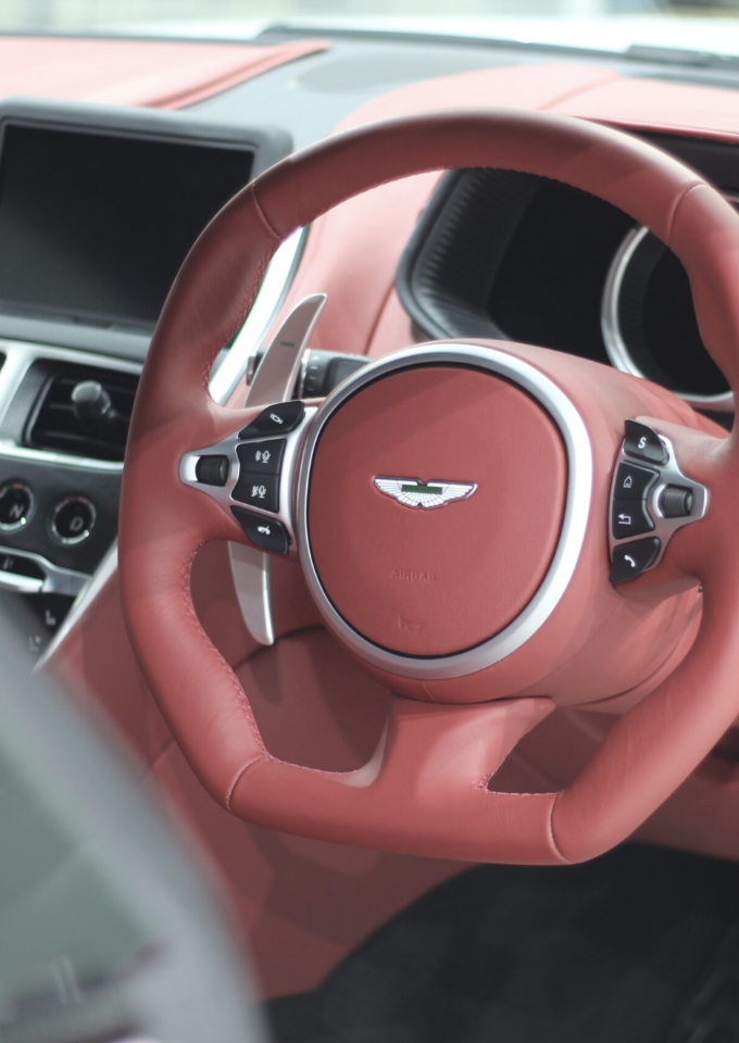 レザーシートの質感を守り、汚れや劣化を防ぐコーティングで内装を長く美しく維持します。