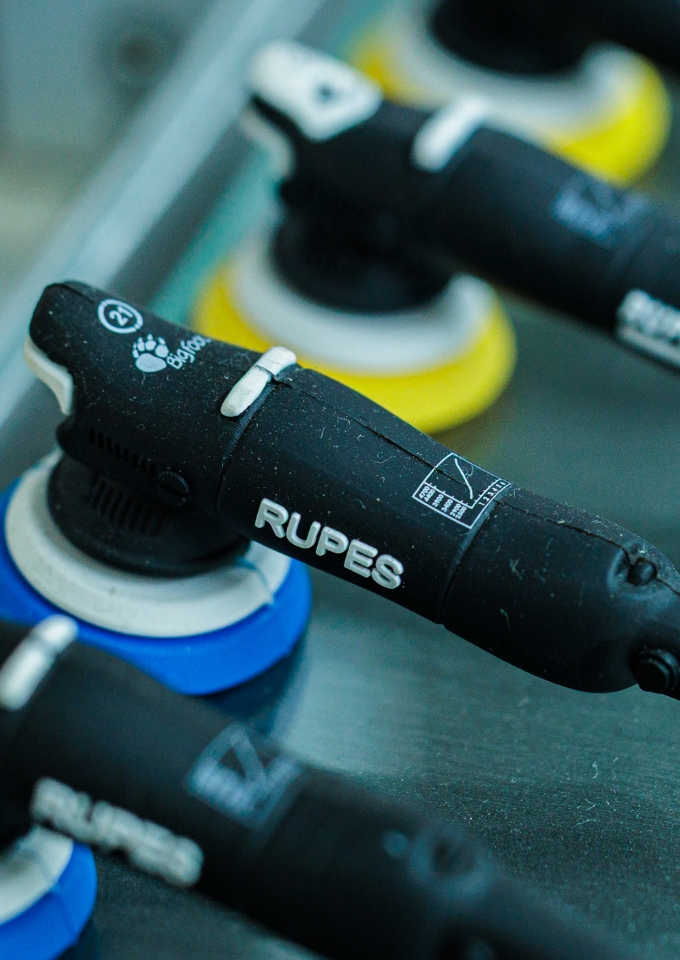 カーラッピングや塗装、カスタムなどの様々な施工サービスで愛車を理想のスタイルへと仕上げます。